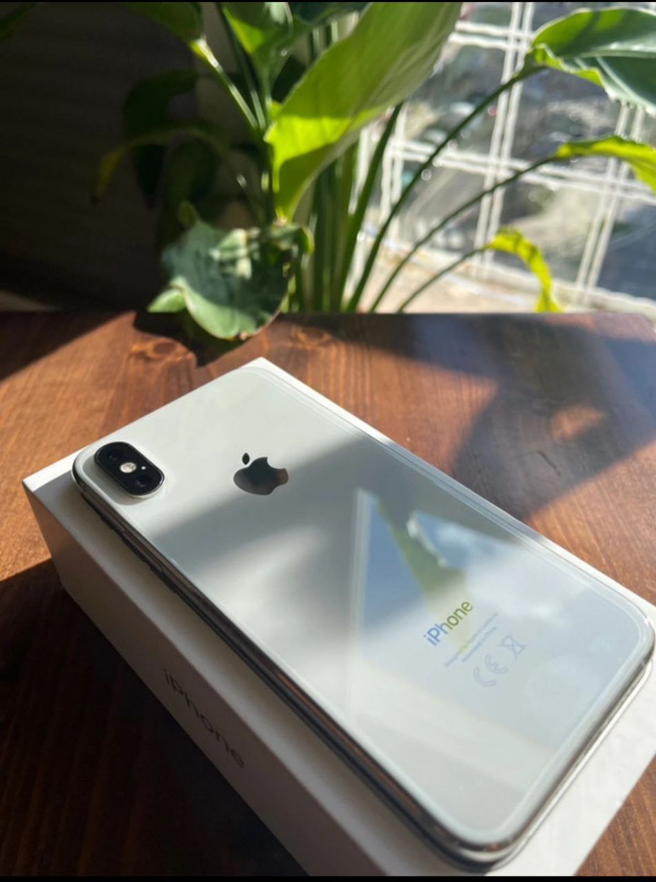iPhone premium em mesa de madeira
